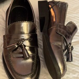 Women Silver/Shiny Pewter Loafers w/Tassels Classic Coach. Very Good Condition.